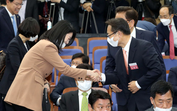 인사 나누는 배현진-조해진