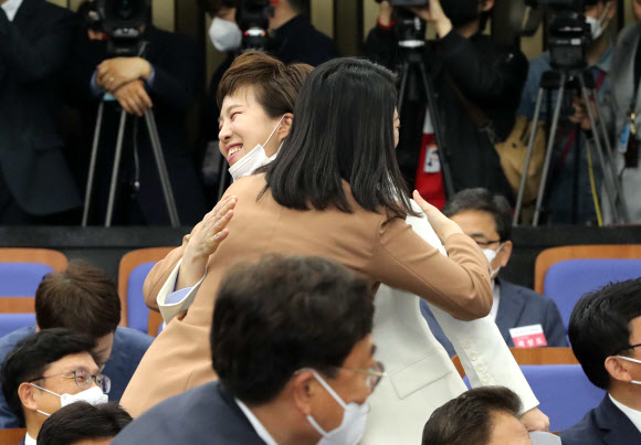 배현진-김은혜 ‘포옹’