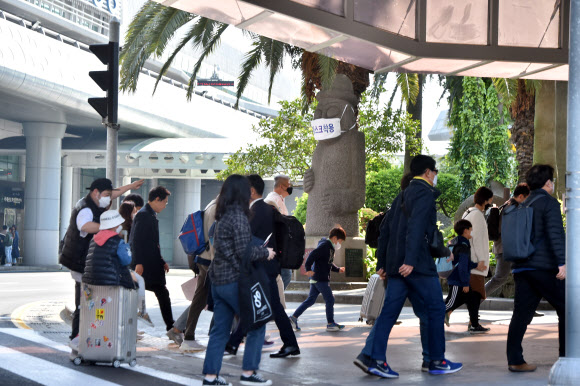 ‘황금연휴’ 제주 돌하르방도 마스크