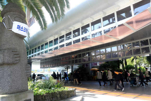 ‘황금연휴’ 제주 돌하르방도 마스크