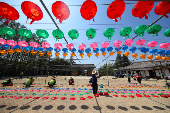 부처님오신날 반기는 오색 연등
