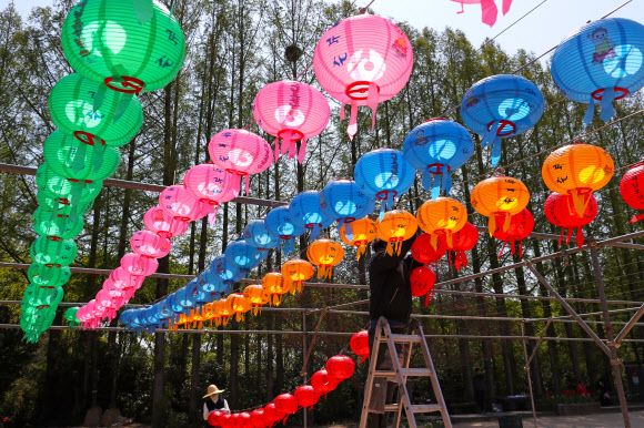 다가온 부처님오신날, 설치되는 오색 연등