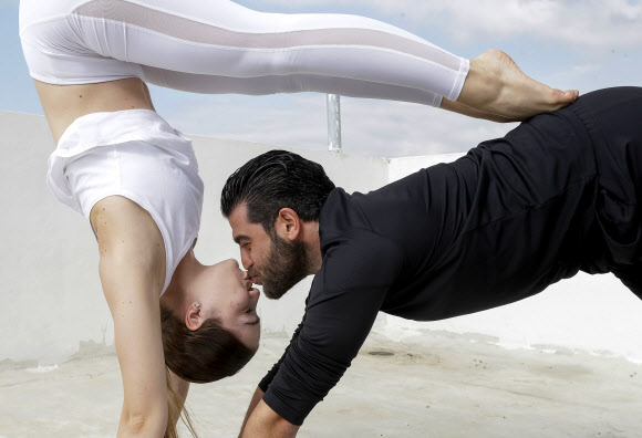 27일(현지시간) 레바논 베이루트의 한 아파트 옥상에서 요가 강사 커플이 아크로 요가를 선보이고 있다.  AFP 연합뉴스