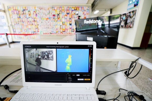 개학 앞두고 학교에 설치된 열화상 카메라