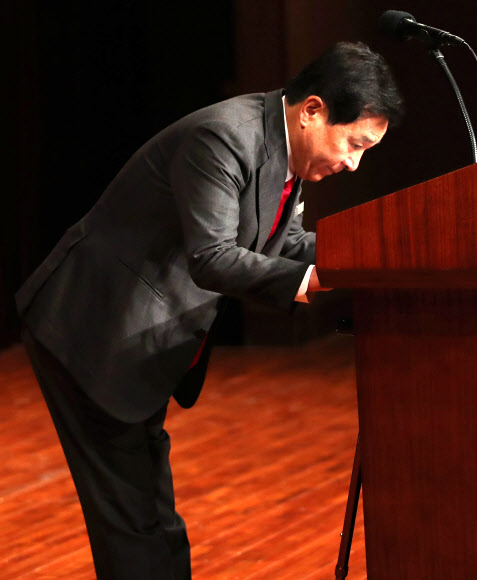 총선 패배에 대해 사과하는 심재철