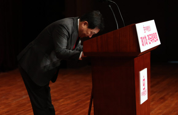 총선 패배에 대해 사과하는 심재철