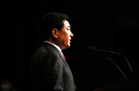 인사말하는 심재철