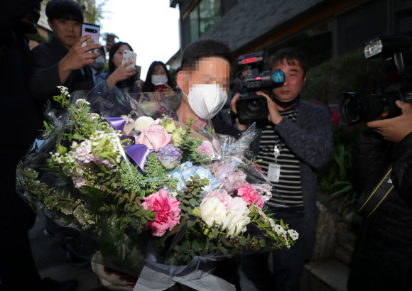미래통합당이 전국위를 열어 김종인 비대위원장 임명안을 가결한 28일 오후 서울 종로구에 위치한 통합당 김종인 전 총괄선거대책위원장 자택으로 한 택배기사가 무소속 이은재 의원이 보낸 꽃을 배달하고 있다. 2020.4.28  연합뉴스