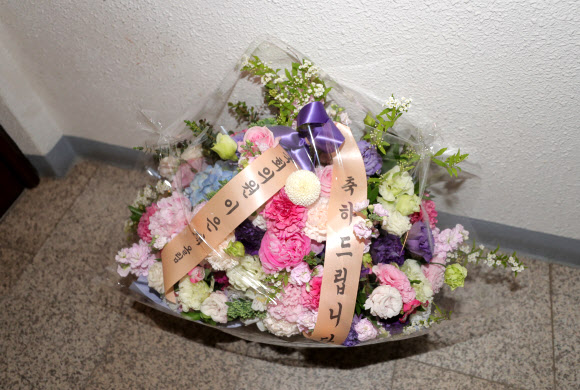 미래통합당이 전국위를 열어 김종인 비대위원장 임명안을 가결한 28일 오후 서울 종로구에 위치한 통합당 김종인 전 총괄선거대책위원장 자택 앞에 무소속 이은재 의원이 보낸 꽃이 놓여 있다. 2020.4.28  연합뉴스