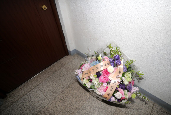 미래통합당이 전국위를 열어 김종인 비대위원장 임명안을 가결한 28일 오후 서울 종로구에 위치한 통합당 김종인 전 총괄선거대책위원장 자택 앞에 무소속 이은재 의원이 보낸 꽃이 놓여 있다. 2020.4.28  연합뉴스