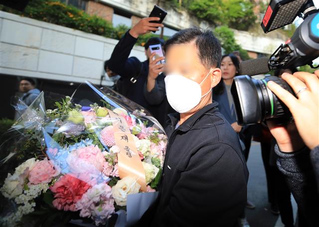 미래통합당 전국위원회에서 ‘김종인 비대위’ 전환 결정이 내려진 28일 오후 서울 종로구 구기동 김종인 전 총괄선대위원장 자택에 ‘축하합니다’라는 문구와 함께  ‘국회의원 이은재 올림’이라고 쓰인 리본이 달린 꽃 바구니가 도착하고 있다. 2020.4.28 뉴스1