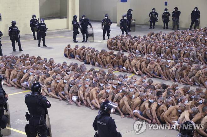 25일(현지시간) 엘살바도르 산살바도르의 한 교도소에 모여있는 수감자들 사진.  AP연합뉴스