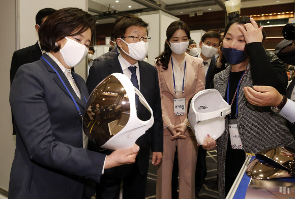 LED마스크 살펴보는 박영선 장관