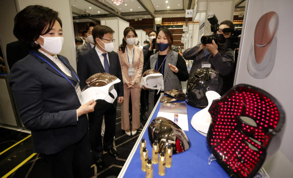 LED마스크 살펴보는 박영선 장관