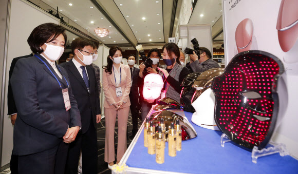 LED마스크 설명듣는 박영선 장관