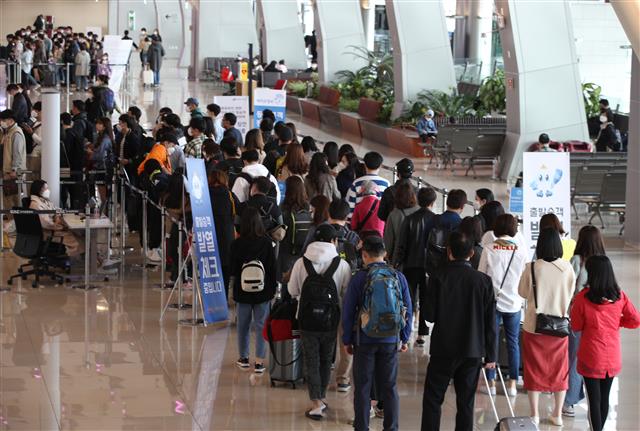 본격적인 황금연휴가 시작된 30일 오전 서울 강서구 김포공항 국내선 주차장이 차들로 꽉 차 있다. 제주도관광협회는 황금연휴가 시작된 지난 29일 제주 방문객이 신종 코로나바이러스 감염증(코로나19) 사태 이후 최다인 3만6587명으로 잠정 집계됐다고 밝혔다. 이는 코로나19의 세계적 대유행으로 국제선 하늘길이 막히고 해외여행을 다녀오더라도 2주간 자가격리를 해야하는 등 사실상 해외여행이 불가능해지면서 관광객들이 제주로 몰리는 것으로 풀이된다. 2020.4.30 뉴스1