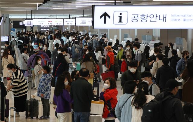 본격적인 황금연휴가 시작된 30일 오전 서울 강서구 김포공항 국내선 청사가 탑승객들로 붐비고 있다. 제주도관광협회는 황금연휴가 시작된 지난 29일 제주 방문객이 신종 코로나바이러스 감염증(코로나19) 사태 이후 최다인 3만6587명으로 잠정 집계됐다고 밝혔다. 이는 코로나19의 세계적 대유행으로 국제선 하늘길이 막히고 해외여행을 다녀오더라도 2주간 자가격리를 해야하는 등 사실상 해외여행이 불가능해지면서 관광객들이 제주로 몰리는 것으로 풀이된다. 2020.4.30 뉴스1