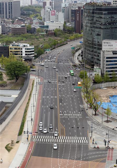 황금연휴 첫 날인 30일 오전 서울 종로구 경복궁 인근 도로가 한산한 모습을 보이고 있다. 2020.4.30 뉴스1