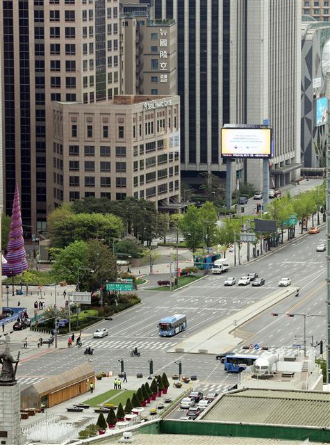 황금연휴 첫 날인 30일 오전 서울 세종대로 광화문사거리 인근이 한산한 모습을 보이고 있다. 2020.4.30 뉴스1
