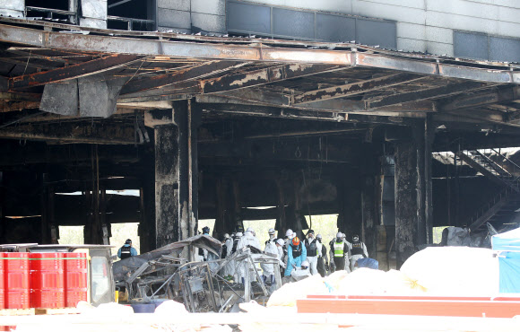 대규모 인명피해가 발생한 경기도 이천시의 한 물류창고 공사장 화재 현장에서 30일 오전 경찰과 소방당국, 국과수 등 관계자들이 합동 감식을 하고 있다. 2020.4.30  연합뉴스