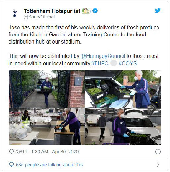 잉글랜드 프로축구 토트넘이 30일(한국시간) 구단 사회관계망서비스(SNS)에 마스크를 쓴 모리뉴 감독이 채소 상자들을 날라 차량에 싣는 사진들을 올렸다. 사진은 채소 배달을 돕는 모리뉴 감독. 2020.4.30  토트넘 구단 트위터 제공