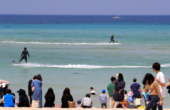 황금연휴 첫날인 30일 오후 제주시 조천읍 함덕해변이 관광객들로 붐비고 있다. 2020.4.30  연합뉴스