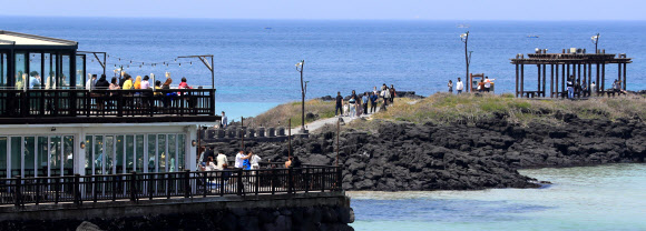 황금연휴 첫날인 30일 오후 제주시 조천읍 함덕해변이 관광객들로 붐비고 있다. 2020.4.30  연합뉴스