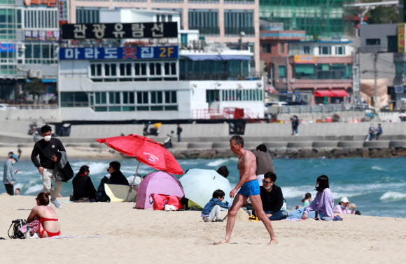 황금연휴 첫날인 30일 오후 부산 해운대해수욕장에 나들이 나온 시민과 관광객들이 연휴를 즐기고 있다. 2020.4.30  연합뉴스