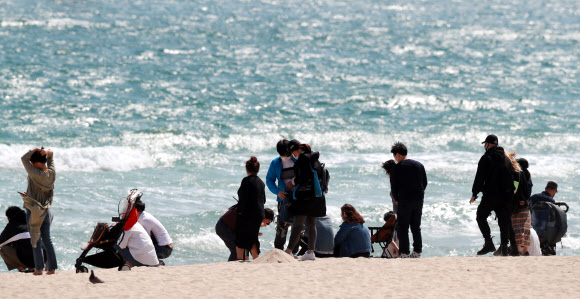 황금연휴 첫날인 30일 오후 부산 해운대해수욕장이 나들이 나온 시민과 관광객으로 붐비고 있다. 2020.4.30  연합뉴스