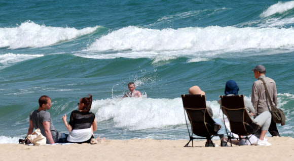 황금연휴 첫날인 30일 오후 부산 해운대해수욕장에서 한 외국인이 물놀이를 하고 있다. 2020.4.30  연합뉴스