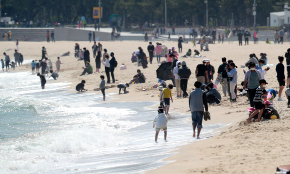 황금연휴 첫날인 30일 오후 부산 해운대해수욕장이 붐비고 있다. 2020.4.30  연합뉴스