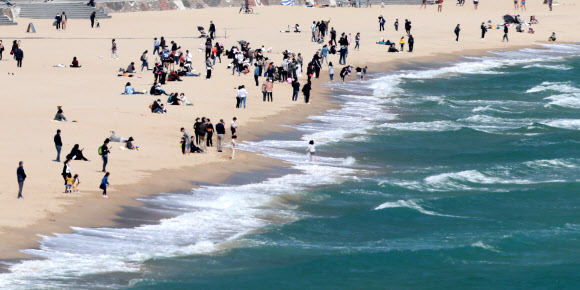 황금연휴 첫날인 30일 오후 부산 해운대해수욕장에 나들이 나온 시민과 관광객들이 연휴를 즐기고 있다. 2020.4.30  연합뉴스