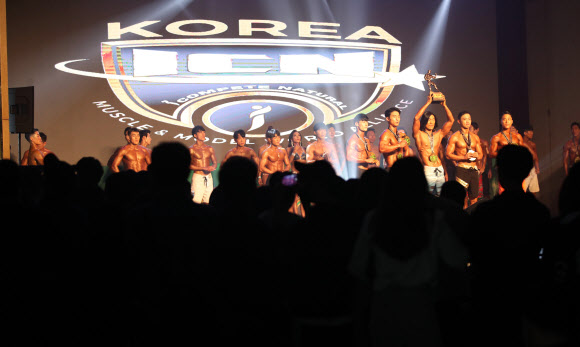 30일 오후 서울 서대문구 그랜드힐튼호텔에서 열린 2020 ICN 서울 피트니스 챔피언십에서 참가자들이 포즈를 취하고 있다. 2020.4.30  연합뉴스