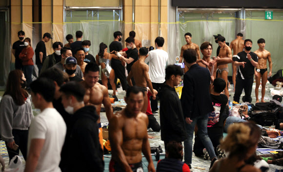 30일 오후 서울 서대문구 그랜드힐튼호텔에서 열린 2020 ICN 서울 피트니스 챔피언십에서 참가자들이 무대에 오를 준비를 하고 있다. 2020.4.30  연합뉴스