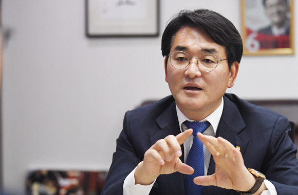 더불어민주당 박용진 의원이 30일 의원회관에서 인터뷰를 갖고 전날 국회를 통과한 인터넷전문은행법의 문제를 설명하고 있다. 김명국 선임기자 daunso@seoul.co.kr