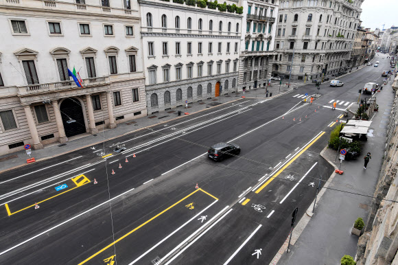 이탈리아 최대 경제 중심도시인 북부 밀라노의 한 중심가 도로가 코로나19 확산을 막기 위한 봉쇄령에 30일(현지시간) 거의 텅 빈 모습을 보여주고 있다. 2020.4.30  로이터 연합뉴스