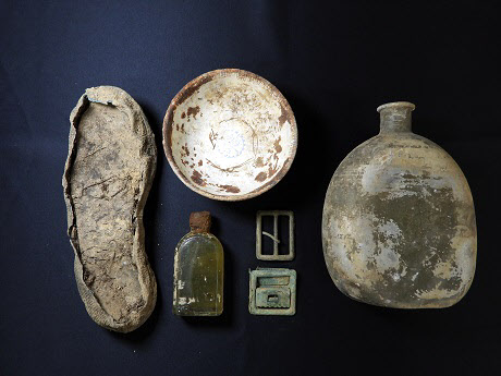 국방부가 지난해에 이어 지난달 20일부터 재개한 화살머리고지 일대 우리측 지역 유해발굴에서 유해 총 12점과 유품 총 1천 667점을 발견했다고 1일 밝혔다. 사진은 발견된 유품 세트. 2020.5.1 국방부 제공