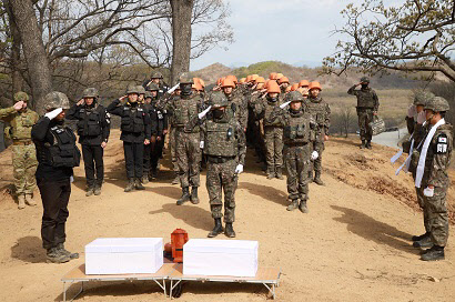 국방부가 지난해에 이어 지난달 20일부터 재개한 화살머리고지 일대 우리측 지역 유해발굴에서 유해 총 12점과 유품 총 1천 667점을 발견했다고 1일 밝혔다. 사진은 발견된 유해에 약식 제례를 하는 모습. 2020.5.1 국방부 제공