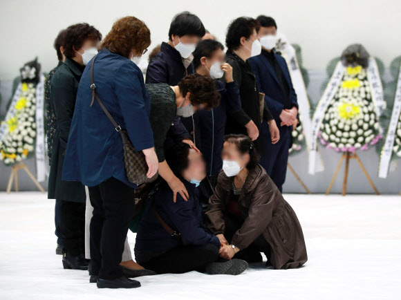 1일 오전 경기 이천시 서희청소년문화센터에 마련된 이천 물류창고 공사장 화재 합동분향소에서 유가족들이 오열하고 있다. 2020.5.1  연합뉴스