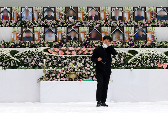 1일 오전 경기 이천시 서희청소년문화센터에 마련된 이천 물류창고 공사장 화재 합동분향소에서 유가족이 눈물을 흘리고 있다. 2020.5.1  연합뉴스