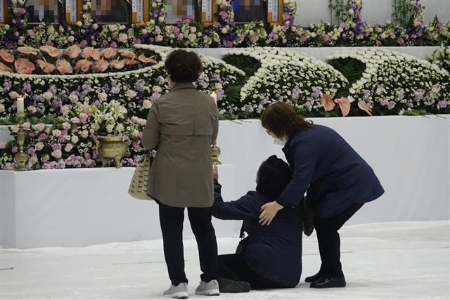 30일 오후 경기 이천 창전동 이천서희청소년문화센터에 마련된 한익스프레스 물류창고 화재 합동분향소에서 유가족들이 슬픔에 잠겨 있다. 2020.4.30 뉴스1