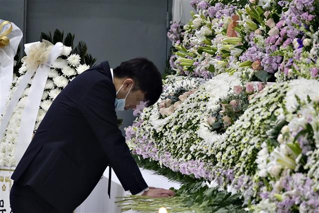 30일 오후 경기 이천 창전동 이천서희청소년문화센터에 마련된 한익스프레스 물류창고 화재 합동분향소에서 유가족들이 슬픔에 잠겨 있다. 2020.4.30 뉴스1