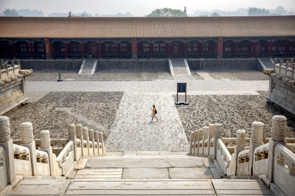 중국 노동절 연휴가 시작된 1일(현지시간) 코로나19로 문을 닫았던 자금성이 3개월여 만에 재개장하자 마스크를 쓴 관람객이 방문하고 있다. AP 연합뉴스