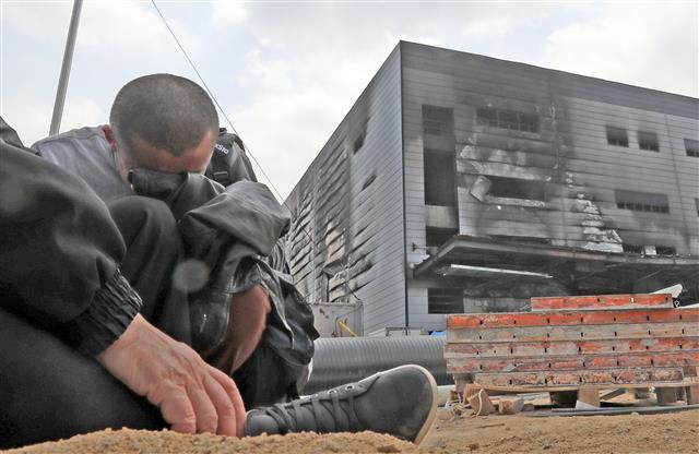 1일 오전 경기도 이천시 모가면 물류창고 화재 현장에서 유가족들이 오열하고 있다. 2020.5.1 뉴스1