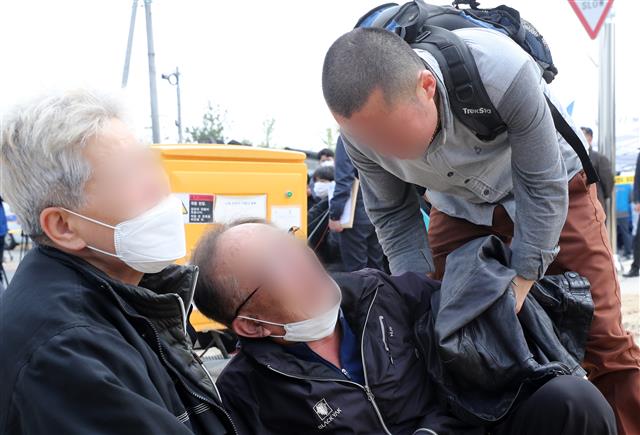 1일 오전 경기도 이천시 모가면 물류창고 화재 현장에서 유가족들이 오열하고 있다. 2020.5.1 뉴스1