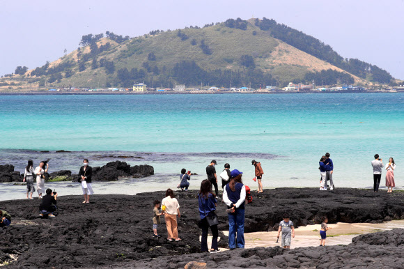 노동절인 1일 오전 제주시 한림읍 협재 해변이 관광객들로 북적이고 있다. 2020.5.1  연합뉴스