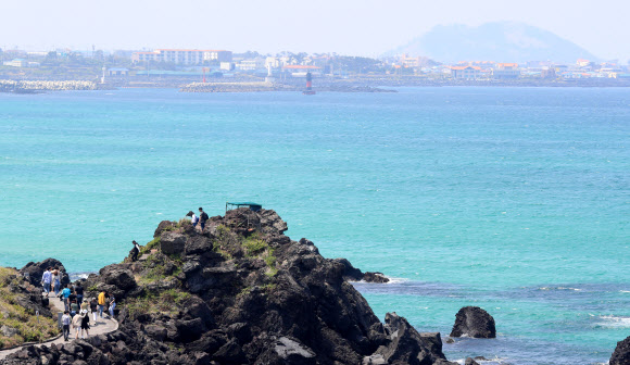 황금연휴 이틀째인 1일 오전 제주시 애월읍 한담 해변이 관광객들로 북적이고 있다. 2020.5.1  연합뉴스