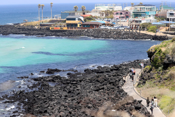 황금연휴 이틀째인 1일 오전 제주시 애월읍 한담 해변이 관광객들로 북적이고 있다. 2020.5.1  연합뉴스