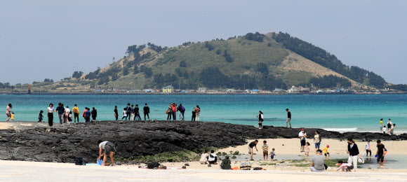 황금연휴 이틀째인 1일 오전 제주시 한림읍 협재 해변이 관광객들로 북적이고 있다. 2020.5.1  연합뉴스