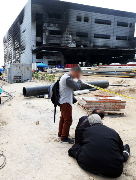 38명의 사망자가 발생한 경기도 이천시의 한 물류창고 공사장 화재 현장에서 1일 오전 한 유가족이 오열하고 있다. 2020.5.1  연합뉴스